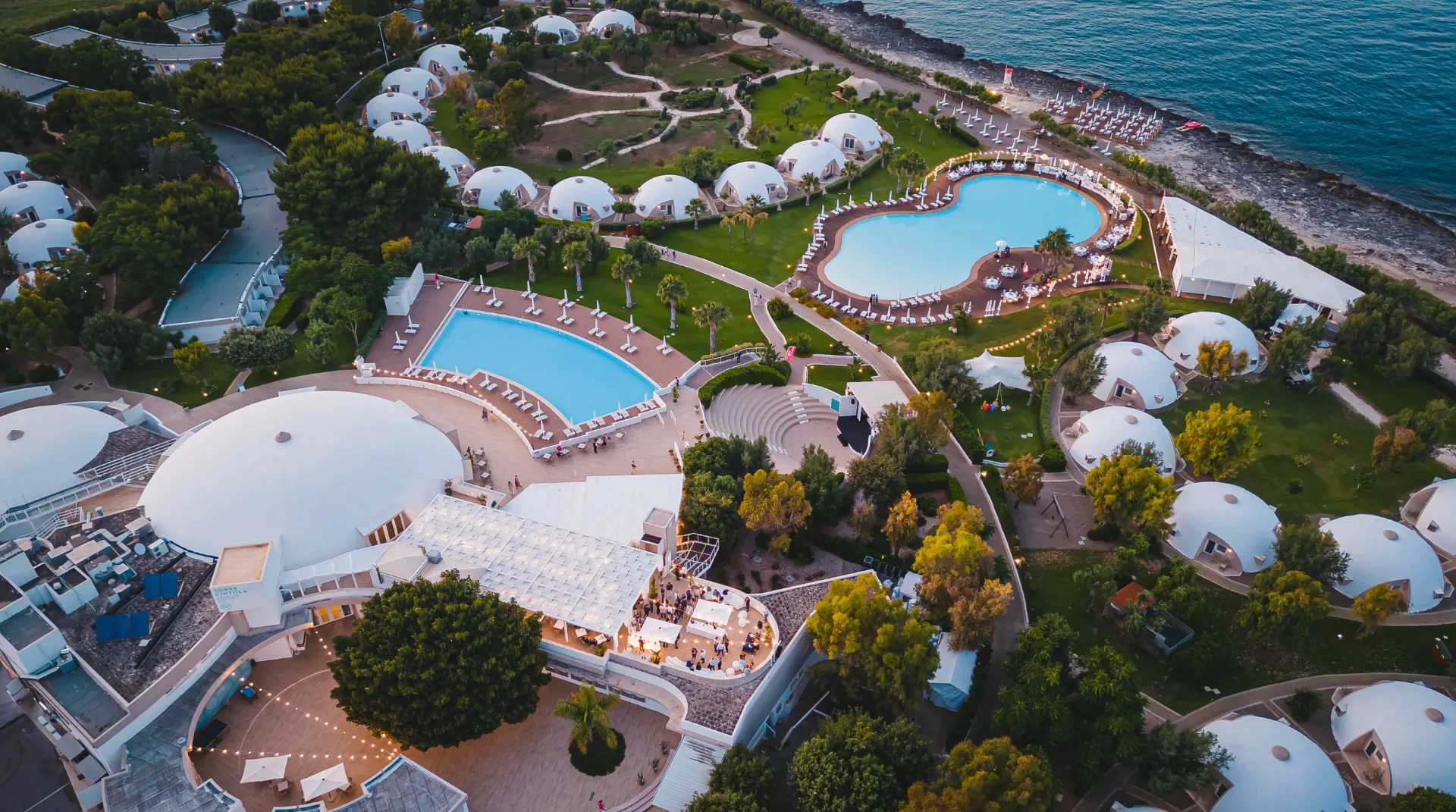 Torre Cintola — panoramica aerea delle camere a cupola, delle piscine e della spiaggia privata